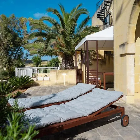 Luzzu - Family Friendly Maisonette Apartment