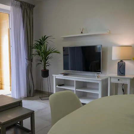 Luzzu - Family Friendly Maisonette Apartment Xlendi