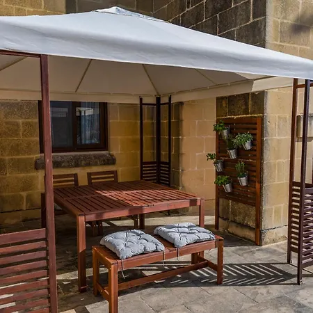 Luzzu - Family Friendly Maisonette Xlendi