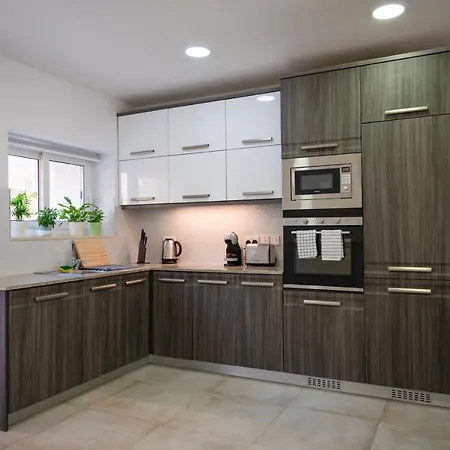 Luzzu - Family Friendly Maisonette Apartment Xlendi