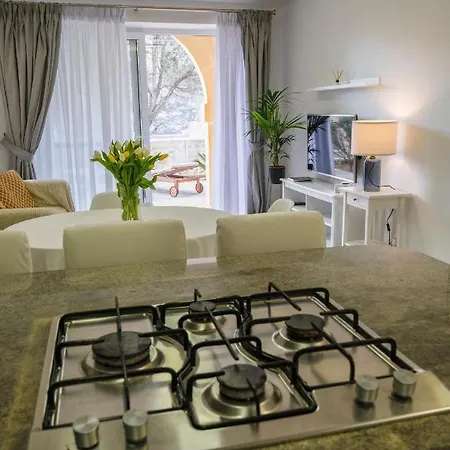 Luzzu - Family Friendly Maisonette Apartment Xlendi