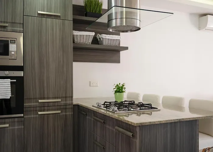 Luzzu - Family Friendly Maisonette Apartment Xlendi