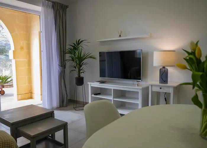 Luzzu - Family Friendly Maisonette Apartment Xlendi