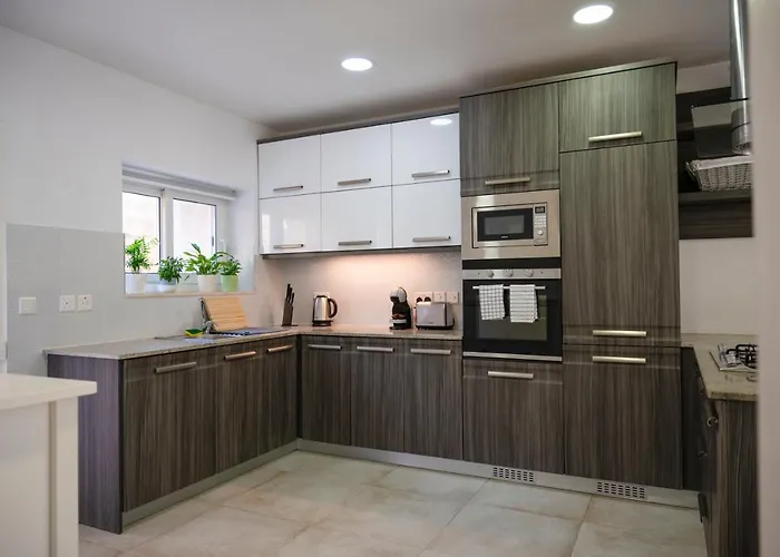 Luzzu - Family Friendly Maisonette Apartment Xlendi